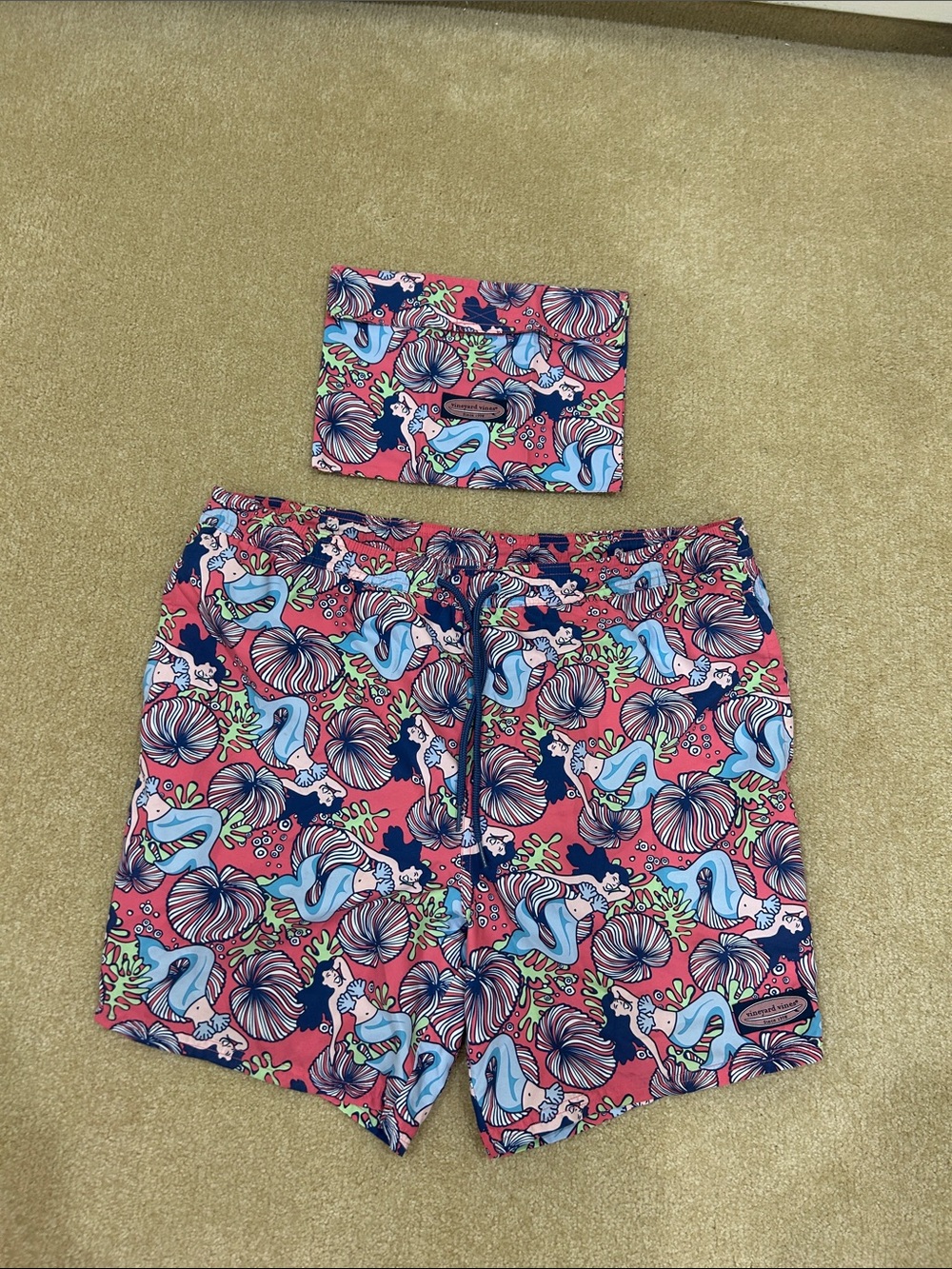 New Vineyard Vines Colorful Mermaid & Shell Print Swim Trunks and Pouch - Picture 2 of 15